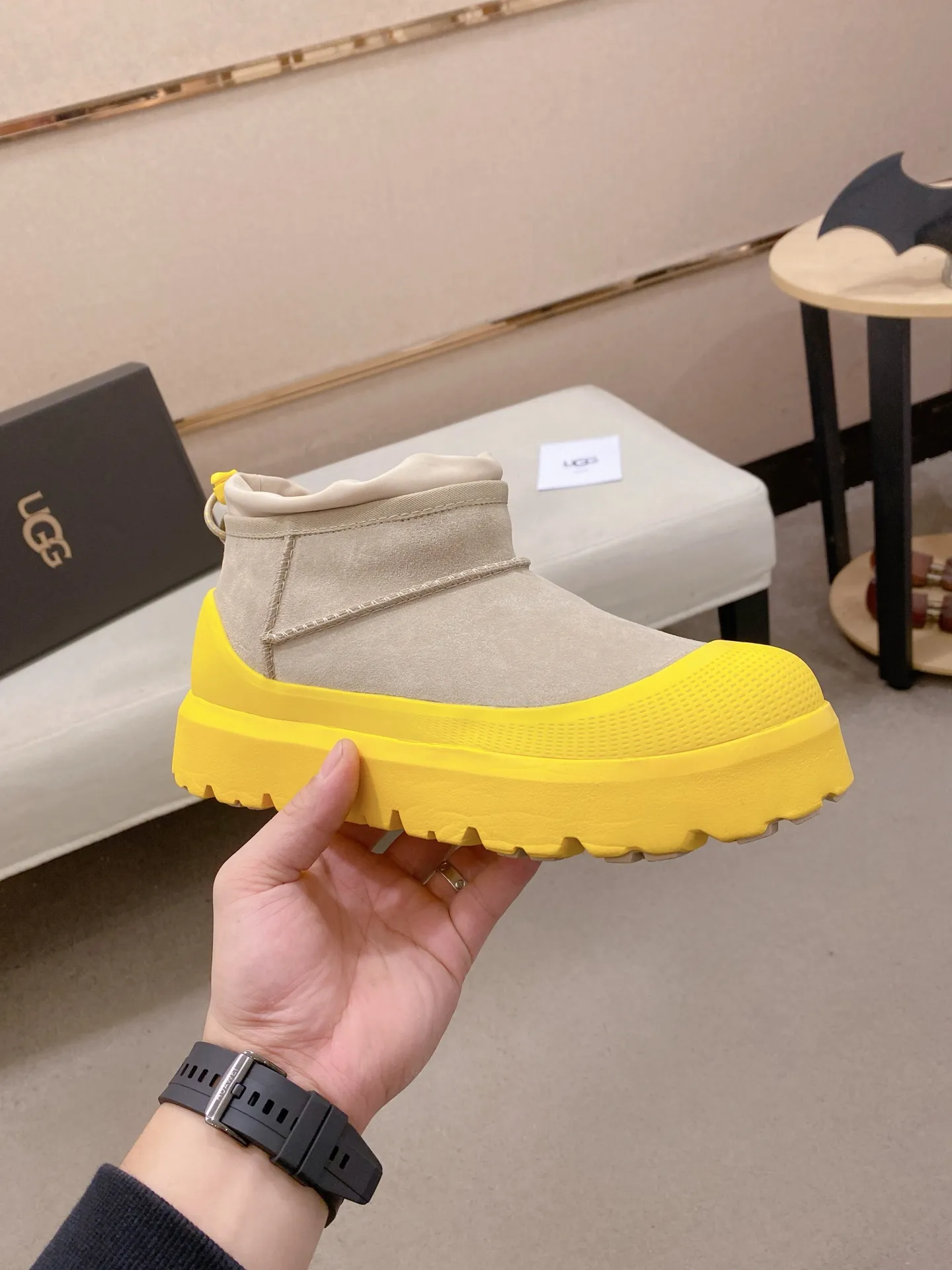 Factory price: 500💰Couple model💏 Same style as Wang Yibo, North American men's shoes Ugg ☃️In the special sale of new high-quality men's shoes snow boots in autumn and winter, the nemesis of extreme cold weather! Made of cowhide leather, merino wool lining, and original outsole, whether driving, outdoor or daily wear, there is always one that suits you! Male and female size: 35-46.